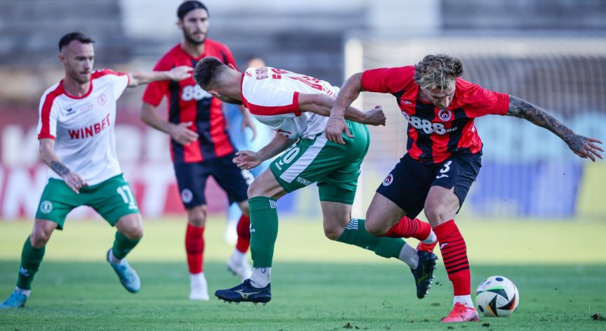 Още в четвъртата минута Мартин Смоленски центрира от ъглов удар.