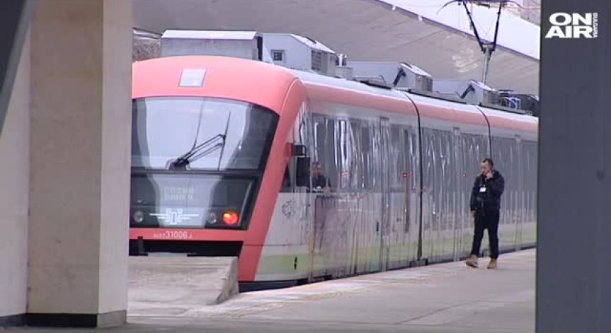 Празнично: БДЖ пуска още 8000 допълнителни места