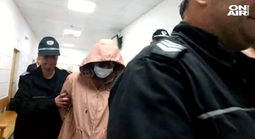 С качулка и маска на лицето докараха в съда арестуваната психиатърка