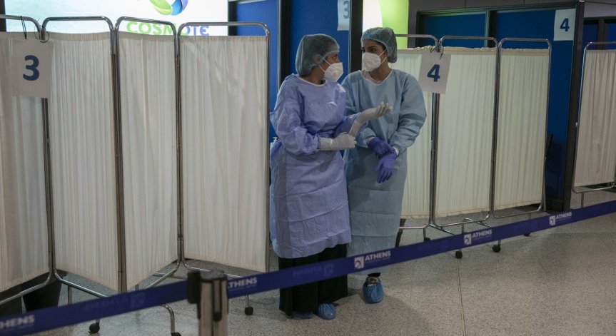 Гърция обмисля да въведе задължителна ваксинация с трета доза за здравните работници