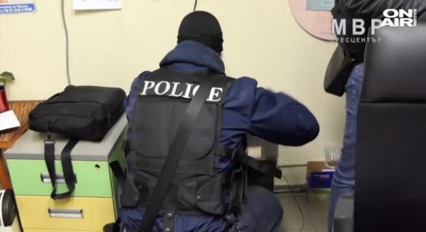 Разбиха престъпна група за трафик на мигранти, арестуваха 18 души