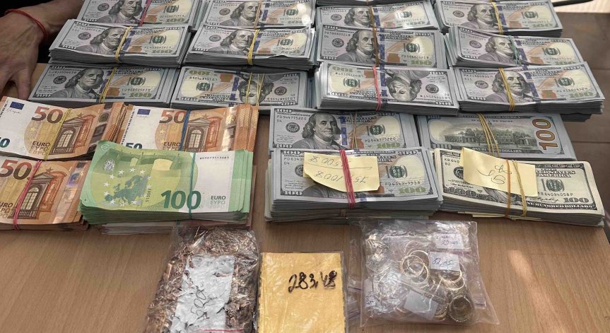 В колата пътували двама българи.