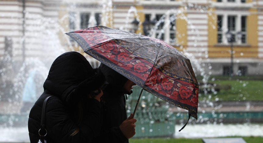 Трябва да вадим чадърите, обявиха жълт код за обилни валежи за вторник