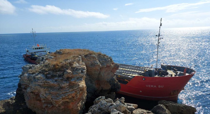 Заклещеният кораб край Камен бряг е замърсил водите на Черно море