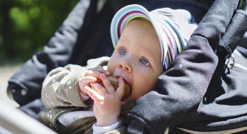 Как да закалим бебето с разходки навън и въздушни бани