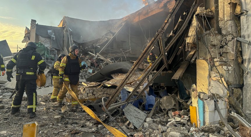 Местните енергетици потвърдиха в Telegram, че прекъсването на електрозахранването е в резултат на руските удари.