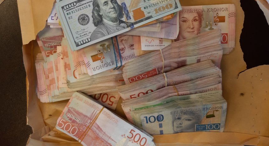 Митничари откриха контрабандна валута за над 137 000 лв.