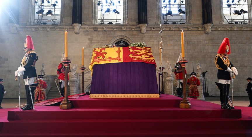 Кралски гвардеец припадна до ковчега на кралица Елизабет II