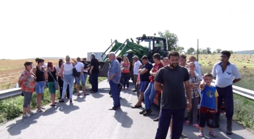 Стопани от Ямболско на протест срещу избиването на животните им