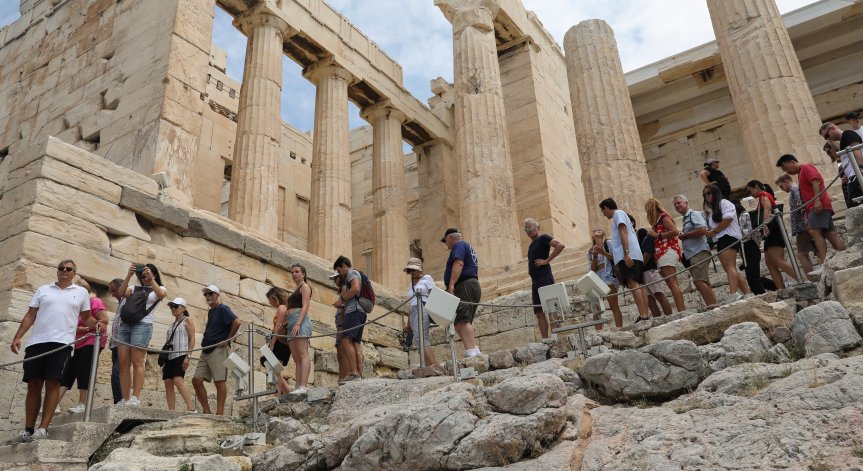 Таксиметрови шофьори и екскурзоводи в Гърция излизат на протест