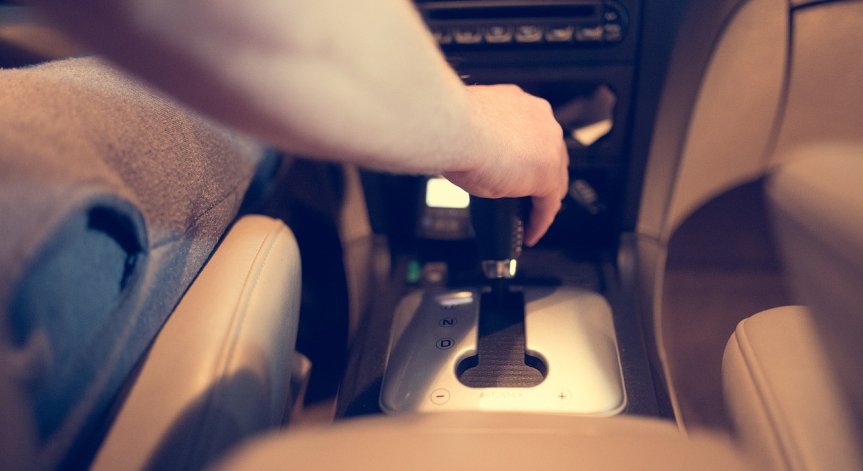 По време на изпита в автомобила има камера, която записва както вътре в купето, така и навън.