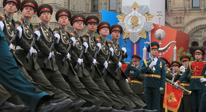 14 000 маршируваха в Москва за Деня на победата