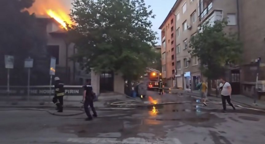 Голям пожар в заведение в Благоевград, дим покри целия град