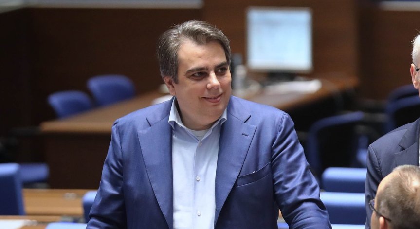 Асен Василев призова Желязков да подаде оставка