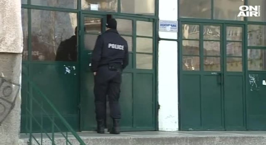 Полицията арестува мъжа от 