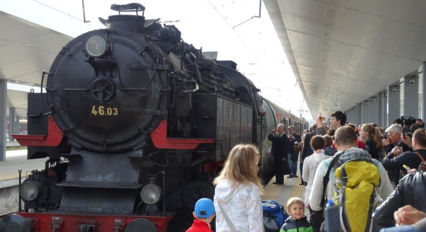 Дядо Коледа и Снежанка ще посрещат и зарадват с подаръци всички малчугани.