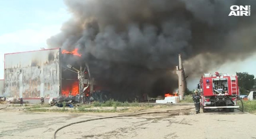 Огромен пожар гори в склад за дрехи в село Казичене