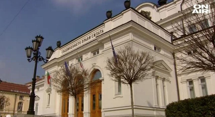 Заплатите на властта скачат: Президентът ще получава 11 хил. лв., премиерът 7 хил.