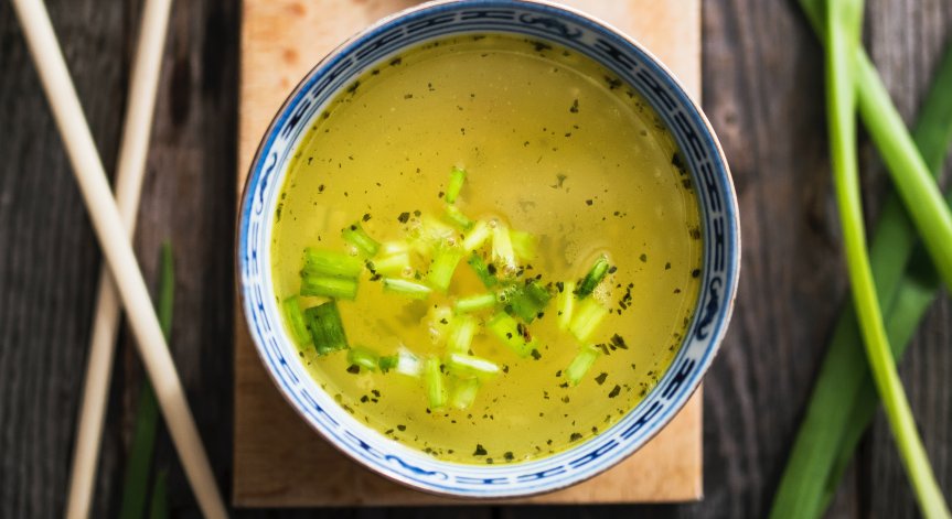 За трапезата на Лазаровден и Цветница: Рецепта за вкусна пролетна зеленчукова супа 