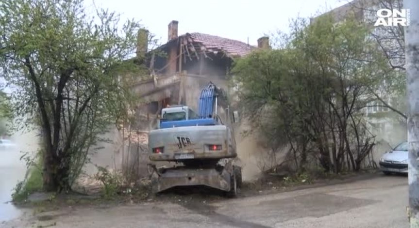 Събарят незаконните постройки в Габрово след побоя