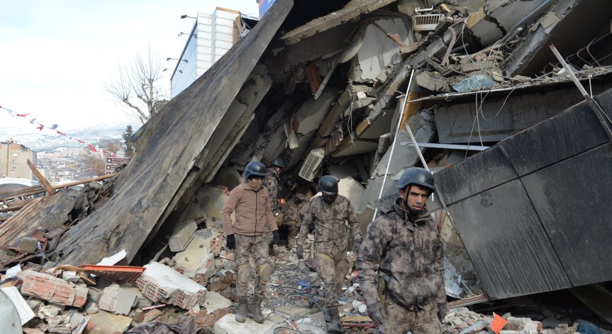 Извадиха живи българско семейство - родители и деца, домът им рухнал върху тях