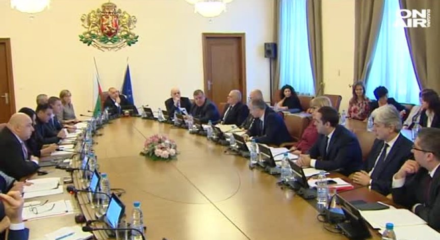 Пред Министерския съвет протест... вътре благодарности