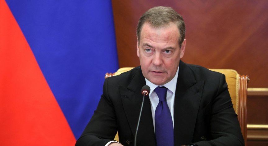 Медведев се срещна с активисти на партията си.