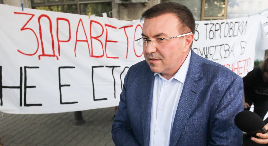 Здравният министър с 3 нови заповеди за извънредната обстановка