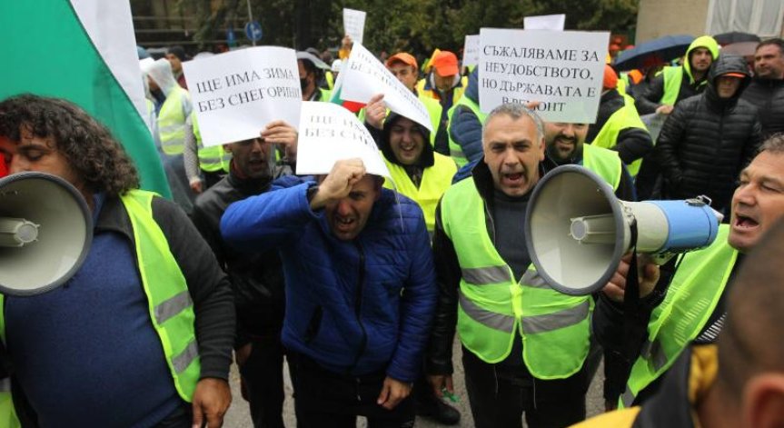 Пътните строители блокират центъра на София с тежка техника