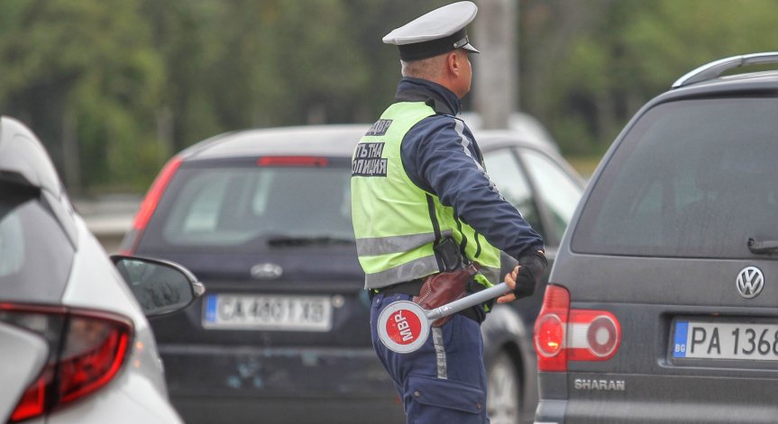 Задържаха автобус с 41 нелегални имигранти след гонка на АМ 