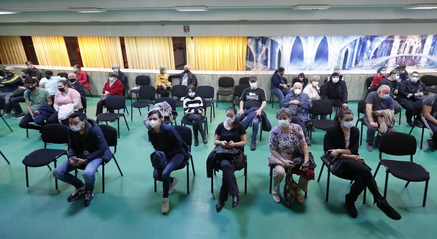 Румънците се стреснаха от препълването на моргите, редят се на опашки за ваксини