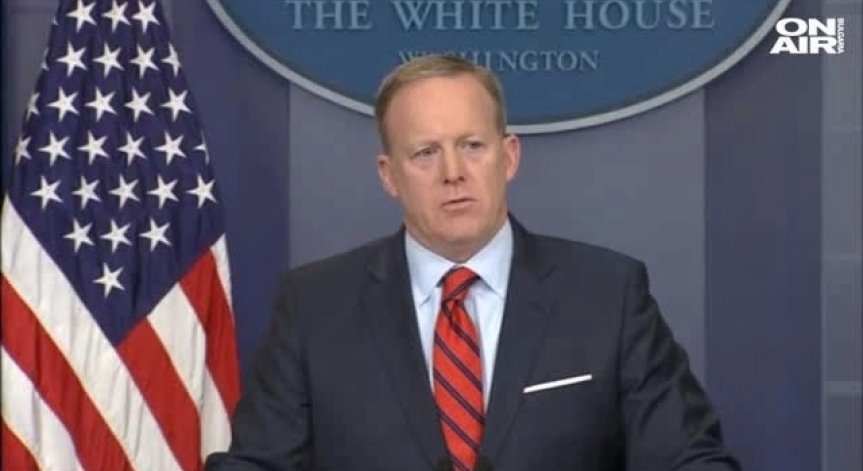 Говорителят на Белия дом остава на работа, но до края на август