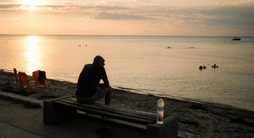 За поредна година: Всеки втори грък няма пари за почивка, стая за вечер - 300 евро