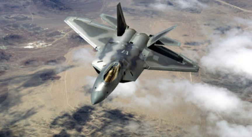 САЩ разполагат F-22 в Европа