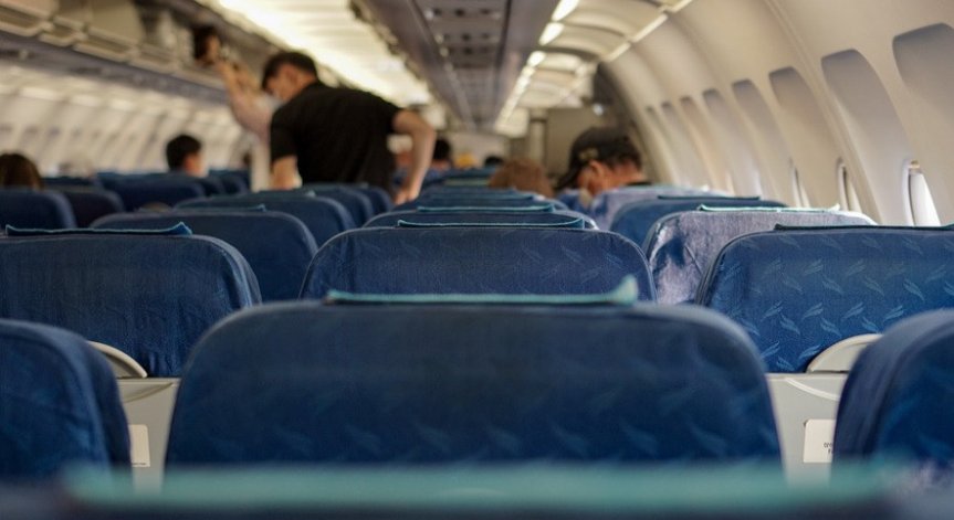 След кацане пътниците били помолени да изчакат до свалянето на тялото.