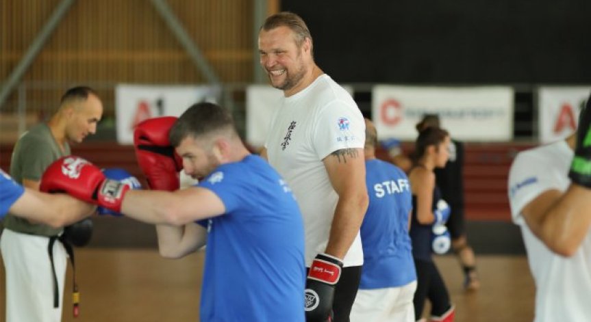 Легендата Семи Шилт подновява онлайн тренировките си