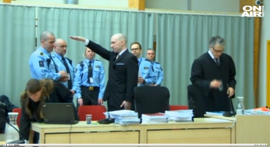 Масовият убиецът Брайвик съди Норвегия за нечовешко отношение