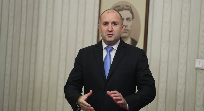 В МО всеки ден се чудят как да компенсират политическото безхаберие, каза Радев.