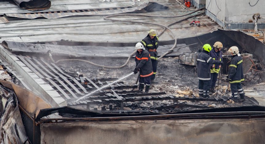 Гори покрив на жилищна сграда в Сопот, евакуираха хора
