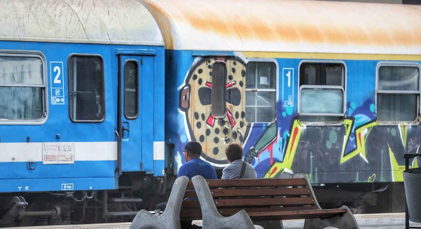 От общините настояват влаковете да бъдат запазени.