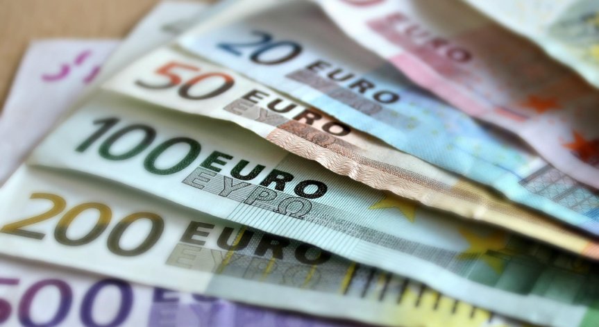 Еврото достигна дeвeтмeceчeн вpъx, доларът поевтиня