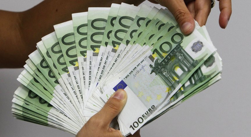 Таксите в училищата и детските градини вече се обявяват в лева и евро