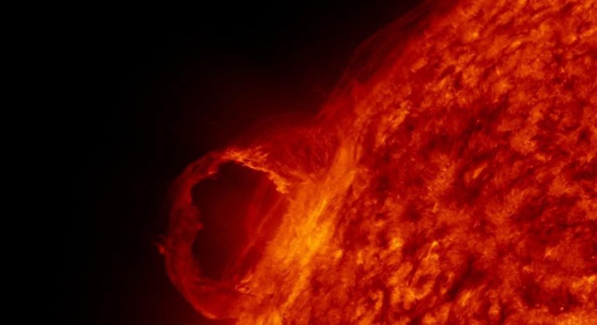 Мощно слънчево изригване носи към земята магнитна буря на 13 май