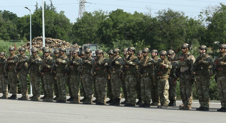 Вдигат с 30% заплатите на военните от 2025 г., реши НС на първо четене