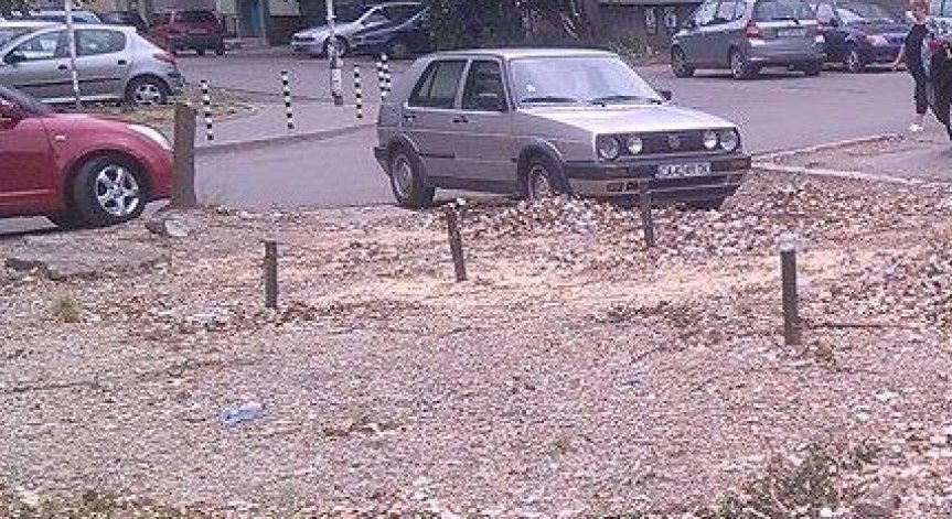 От Helpbook: Ежедневно се паркира в зелена площ в 