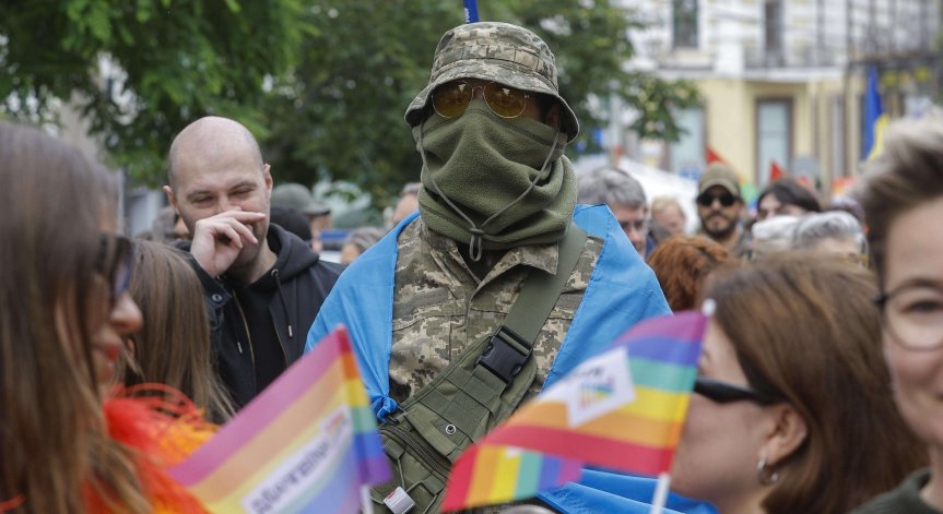 Другарите му от военната част реагирали предимно неутрално.