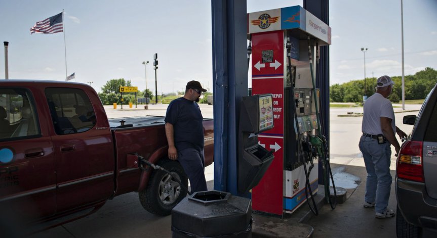 Цената на бензина в САЩ пада под 2 долара за галон