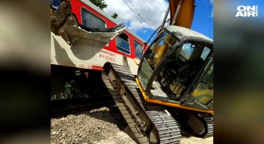 Бързият влак от Варна за София удари багер