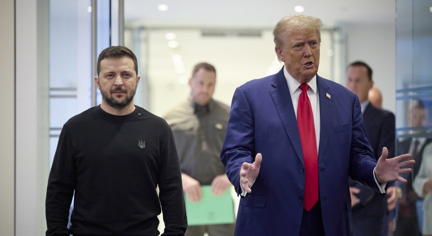 Диалогът между украинския и американския лидер е продължил около час.