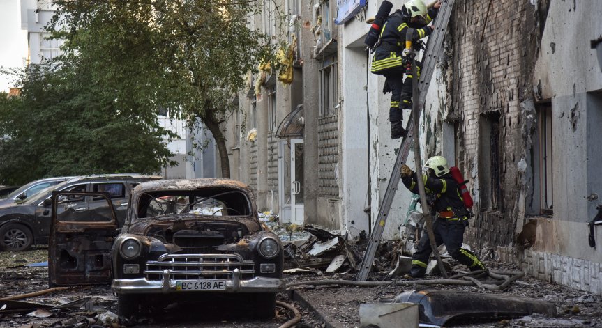 В Лвов са били ранени трима души, повредени са близо 50 сгради и десетки автомобили.